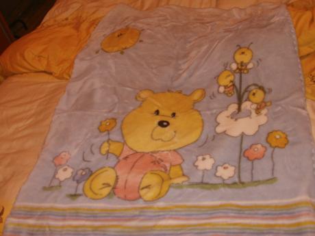 Bledomodra s mackom v ruzovych satach, 