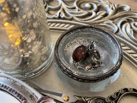 Prsteň s hnedým očkom, 