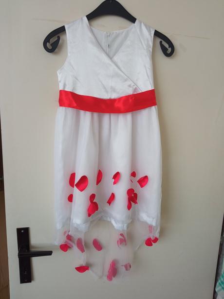 Spoločenské šaty s červenými lupienkami, 140