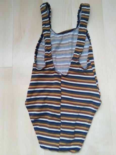 Jednodielne pásikavé plavky, 104