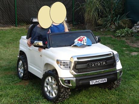 Auto pre dve deti zn.toyota ekektrické,