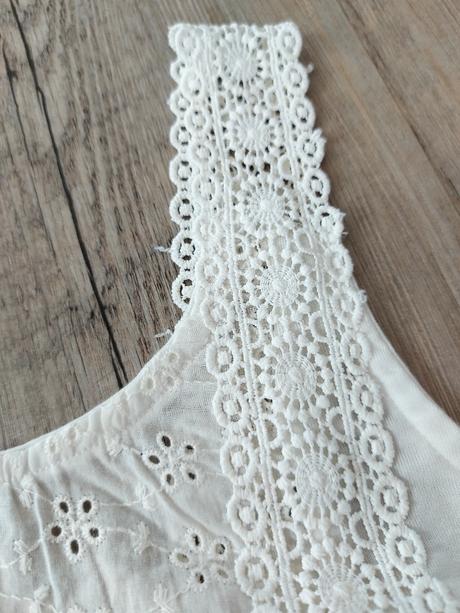 Smotanové šaty s čipkovaným topom, xs