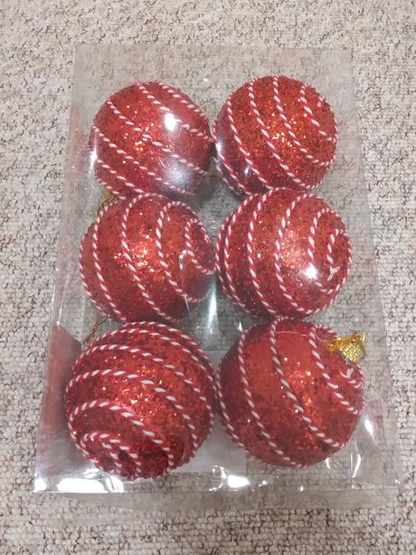 Červené a biele vianočné gule na stromček, 