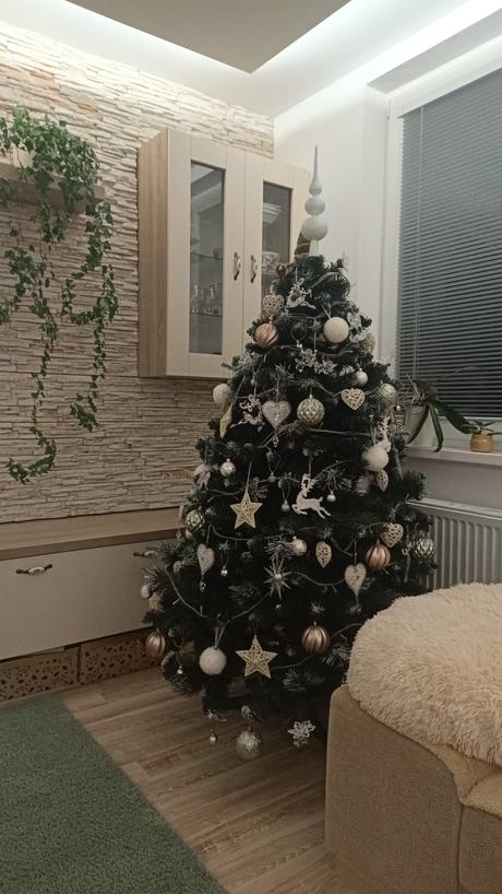 Umelý vianočný stromček so stojanom, 