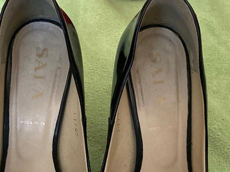 Čierne lodičky sala, 36