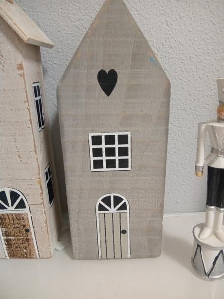 Drevený domček sivy, 