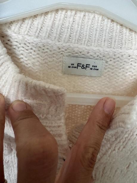 Svetrik na gombiky ceresne, f&f,92