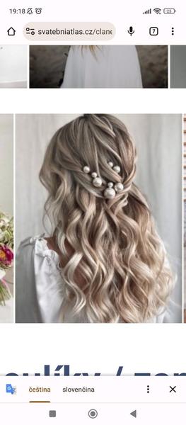 Aké účesy zvoliť ku svadobným šatám po členky?
