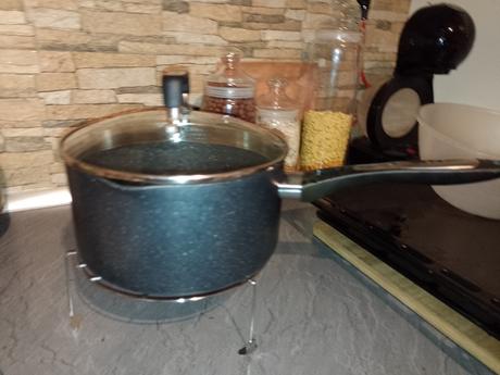 Stojan držiak na hrnce,