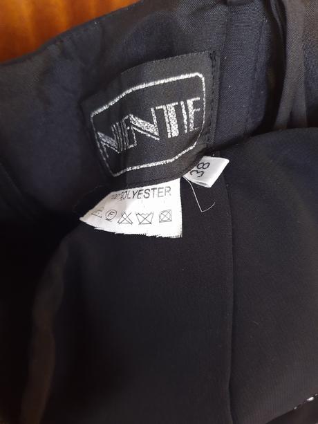 Čierne spoločenské šaty, 38