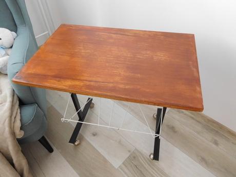 Retro stolík kovová konštrukcia na kolieskach.,