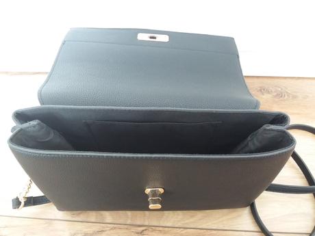 Čierna kabelka so zlatými detailami, 