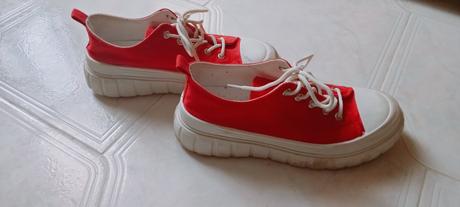 Červené tenisky, 38