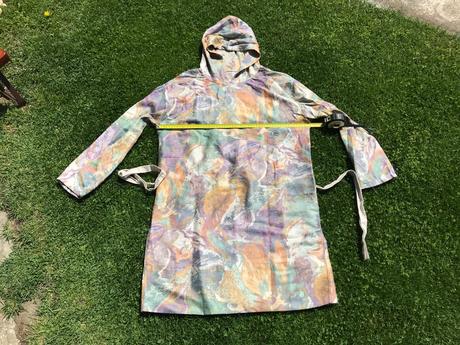 Krásne športové šaty s kapucňou, m