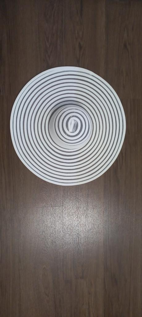 Biely plážový klobúk, 