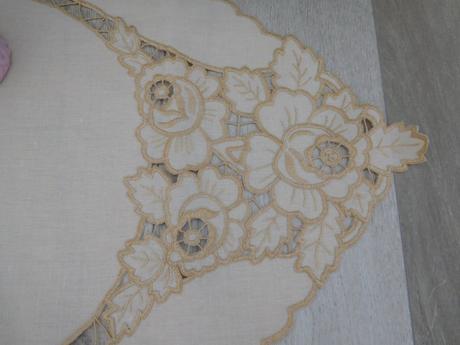 Hnedastý obrus veľký ručne vyšívaný,