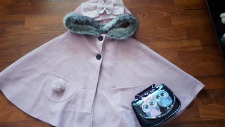 Nádherné pončo s kožušinkou v púdrovej farbe, 116