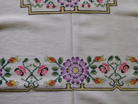 Vidiecky obrus-s fialovou výšivkou, 128 x 128 cm,, 