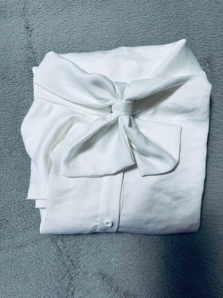 Biela lesklá elastická blúzka s mašľou zn. magenta, m