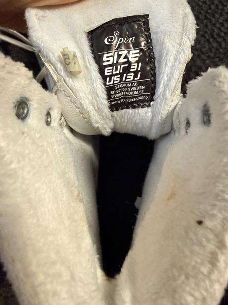 Dievčenské ľadové korcule, 31