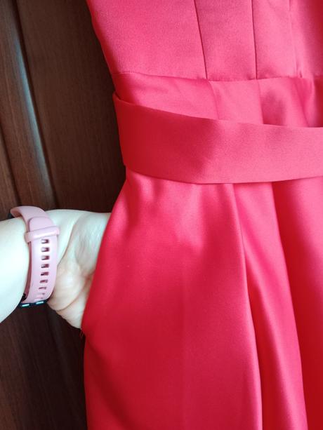 Červené spoločenské šaty, 40