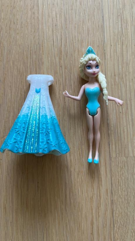 Vyzliekacia bábika elsa,