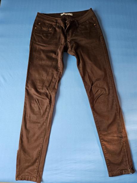 Hnedé nohavice, 40