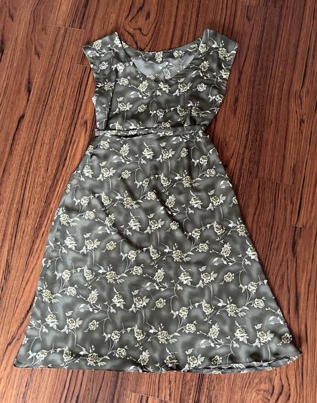 Letné šaty khaki zelená s potlačou ruží, 