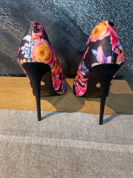 Kvietkované lodičky, 37