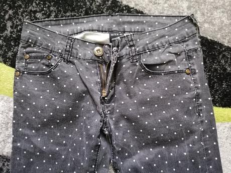 Tmavo sivé nohavice, 26