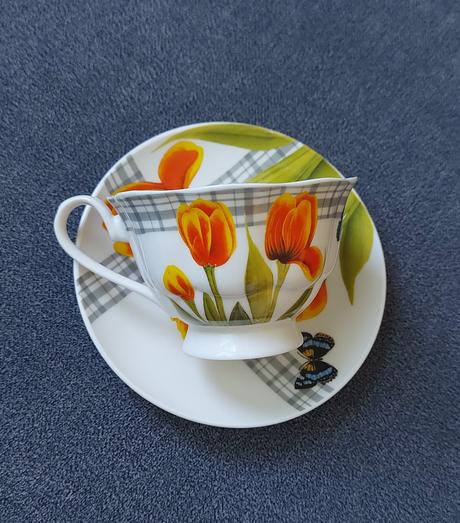 Sada šálok tulipány,