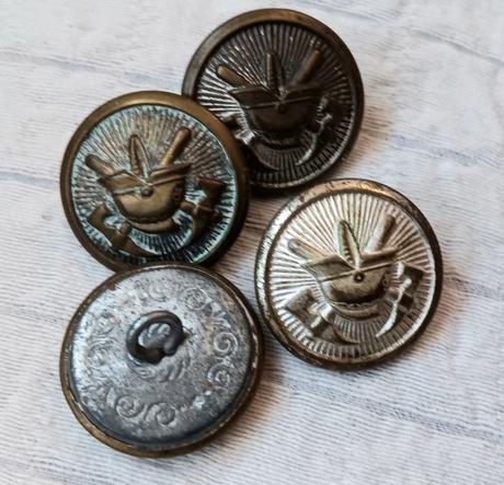 4x starý gombík,