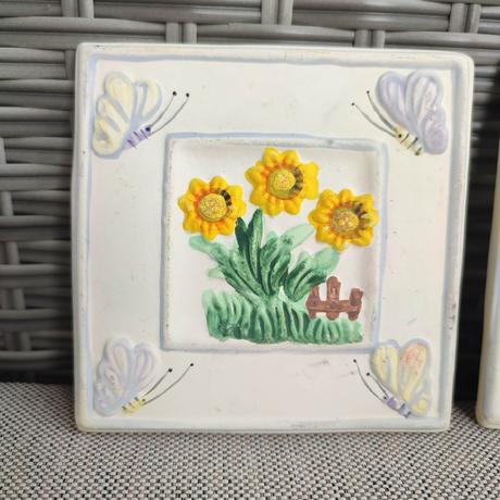 Sada keramické vazy a obrázky na stenu s kvietkami, 