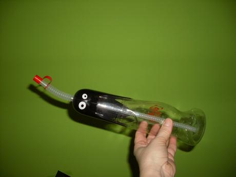 Flaša so slamkou tučniak z malorky, 