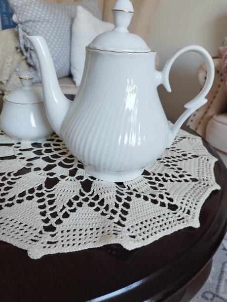 Porcelánový čajník +cukornička.,