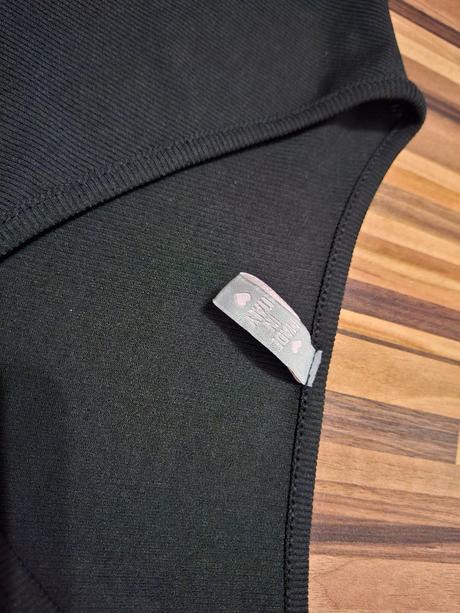 Rebrovaný krátky top s viazaním,