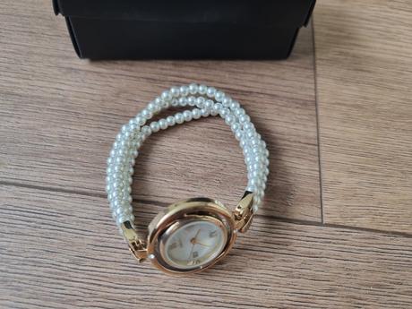 Pozlátené hodinky s perličkovým remienkom,
