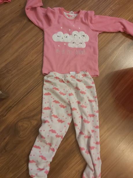 Ružové oblacikove pyzamo, 122