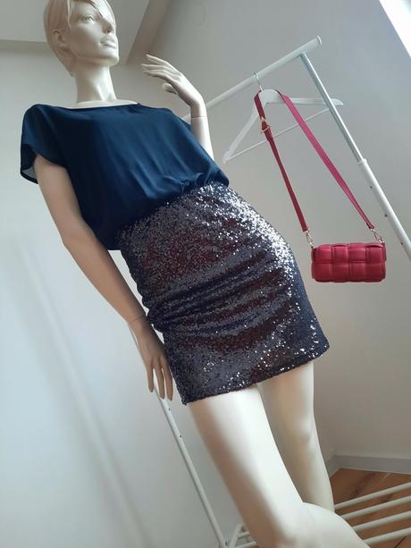 Šaty koktejlky s flitrami, s