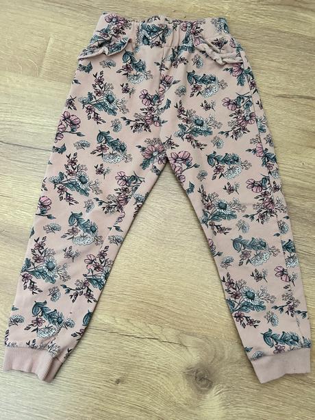 Kvietkované tepláky, sinsay,122