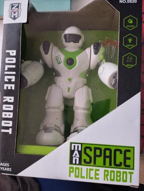 Robot-ešte zabalený, 