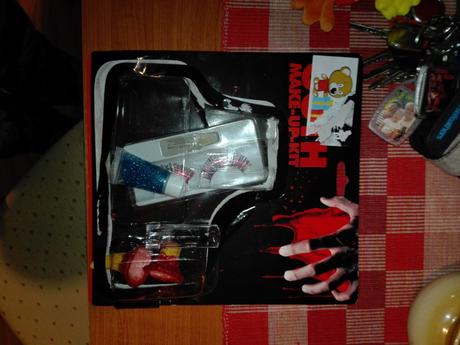 Karnevalovy plášť+doplnky,