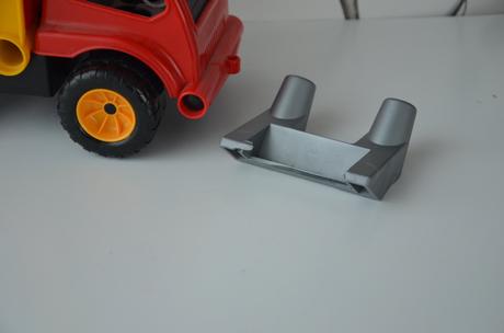 Hasičské auto striekajúce vodu,