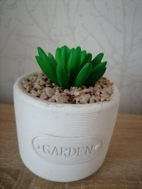 Umelý kvet v kvetináči,