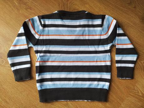 Sveter s falošným tričkom, 110