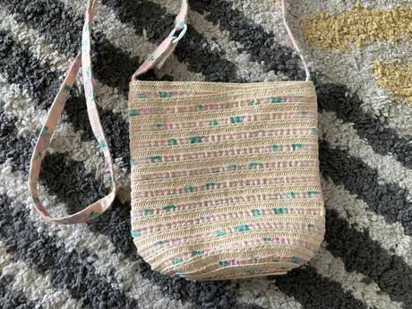 Malá slamená kabelka, 