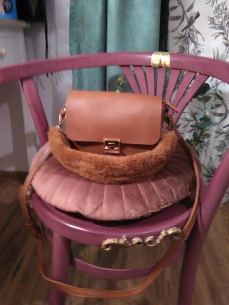 Malá hnedá kabelka s kožušinkou, 