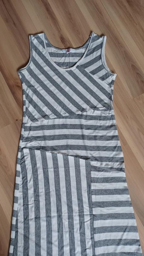 Pásikavé šaty, 158