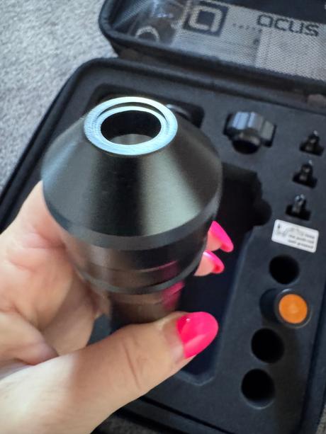 Strojček na tattoo acus, 