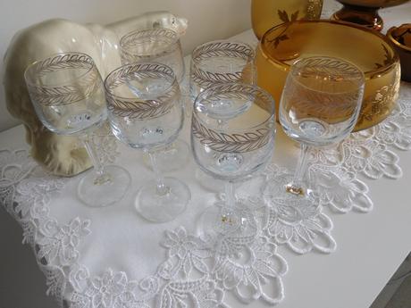 Sklo hnedasté, poháre na nožičke,poháre na limonád,